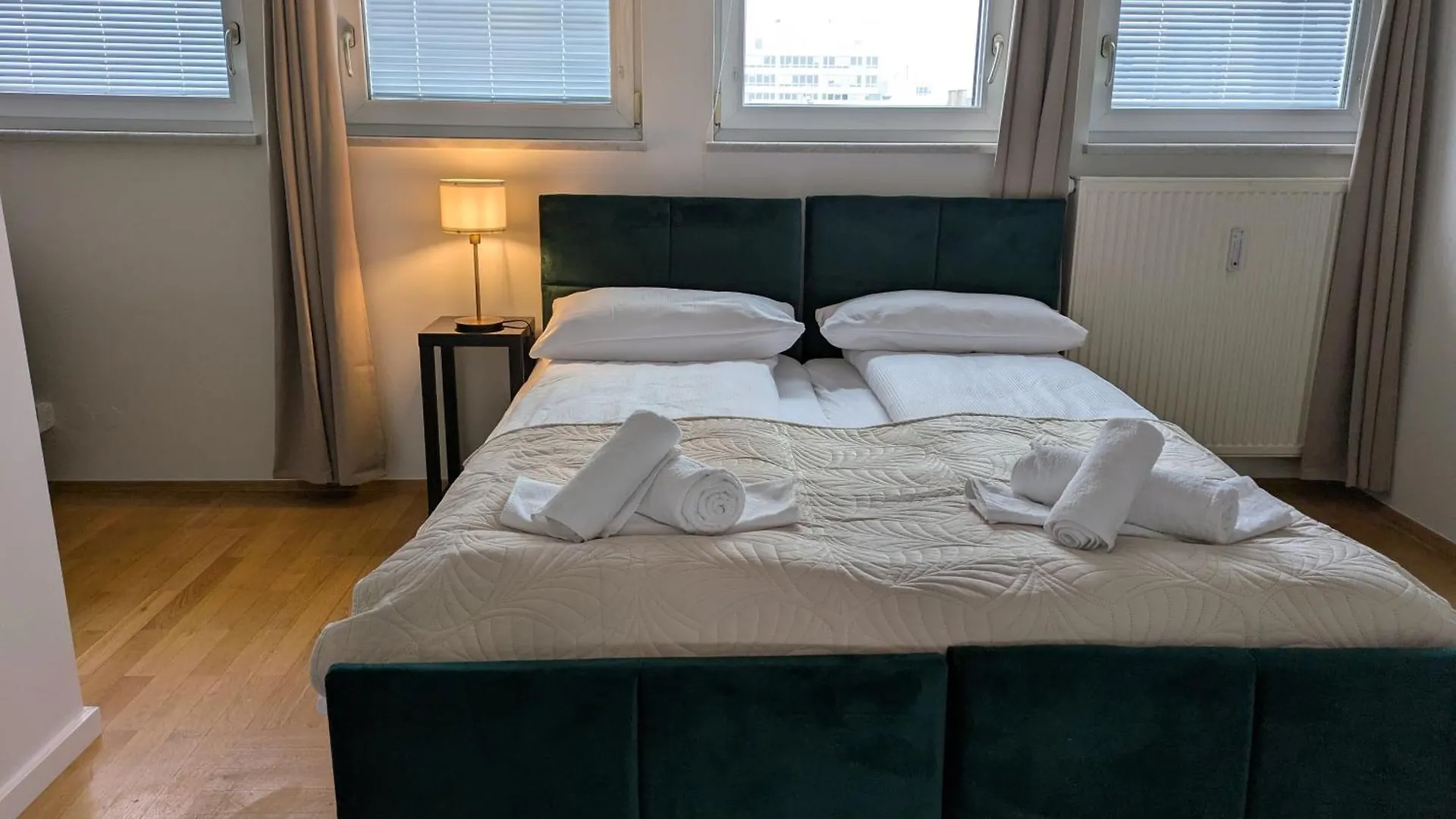 Munich Large Apartment 155 Qm And 5 Bedrooms With Roof Terrace In Centrally Located 1 To 14 Guests
